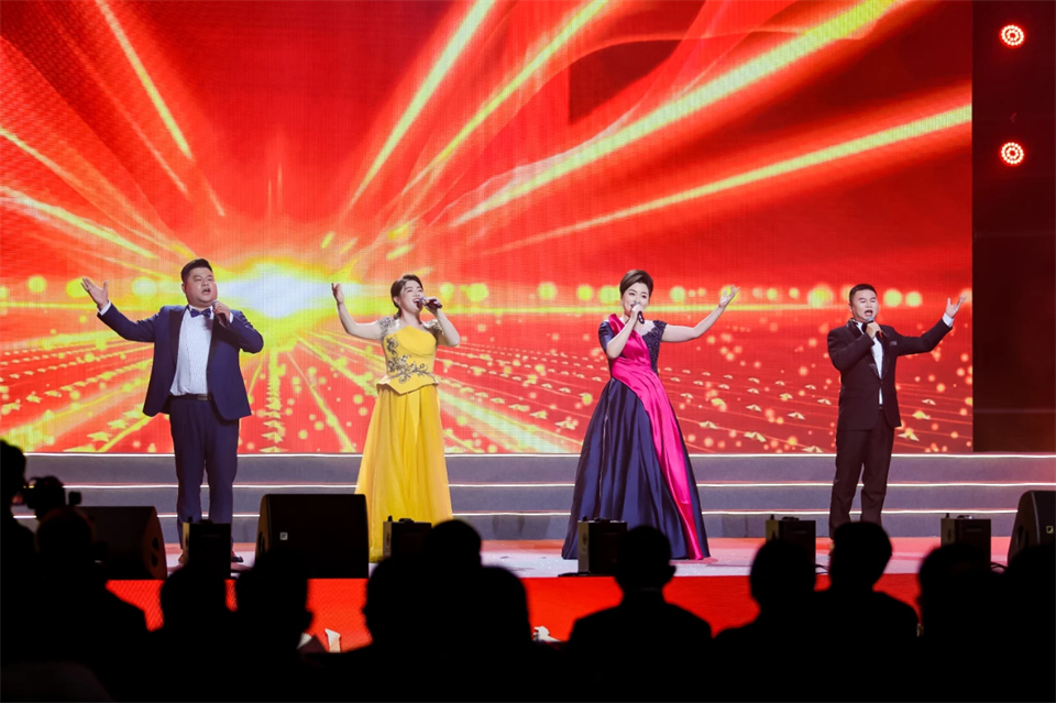 立异引领价值 理想成绩未来——庆祝龙8头号玩家智能建设25周年表扬大会暨文艺晚会盛大举行