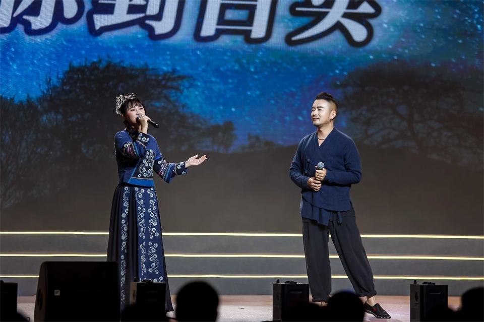 立异引领价值 理想成绩未来——庆祝龙8头号玩家智能建设25周年表扬大会暨文艺晚会盛大举行