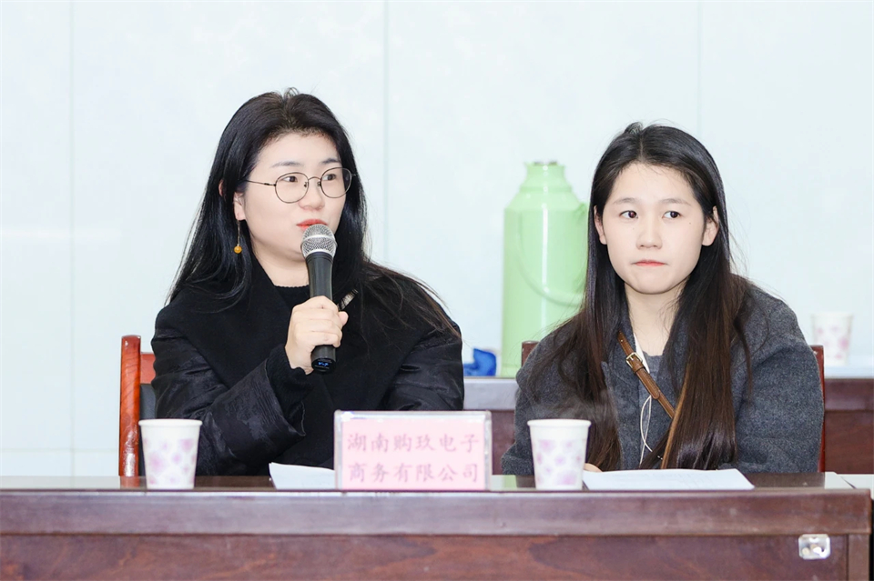 长龙街道、龙8头号玩家智能召开首届年货盛惠暨送春联文化惠民活动事情聚会