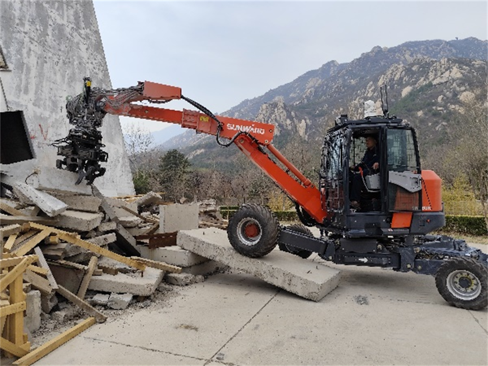 龙8头号玩家特装重大地形灾难应抢救援机械人入选工信部《先进清静应急装备推广目录（工业领域2024版）》