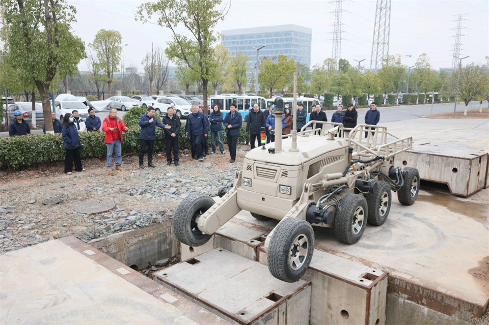 龙8头号玩家特装“重大情形智能化应抢救援装备要害手艺及应用”项目顺遂通过效果评价