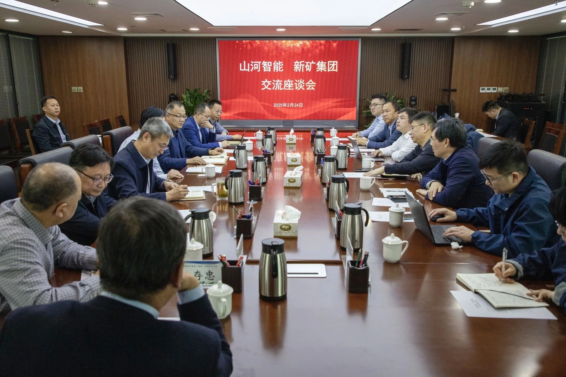 共筑智慧矿山，，，，，，龙8头号玩家智能董事长付向东率队赴新疆造访新矿集团、八钢矿业