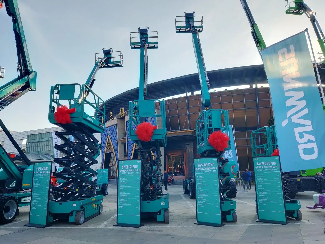 登“高”向“新”，，，，，，，，龙8头号玩家智能亮相第九届天下高空作业平台租赁大会