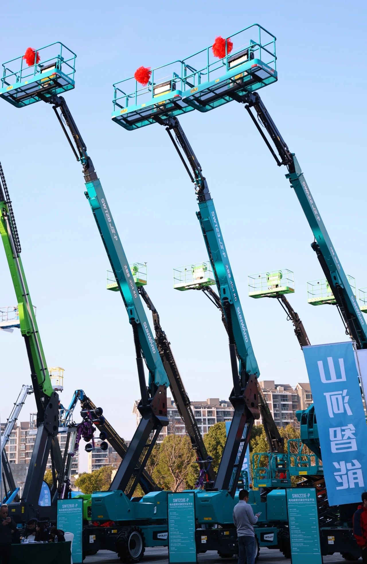 登“高”向“新”，，，，，，，，龙8头号玩家智能亮相第九届天下高空作业平台租赁大会