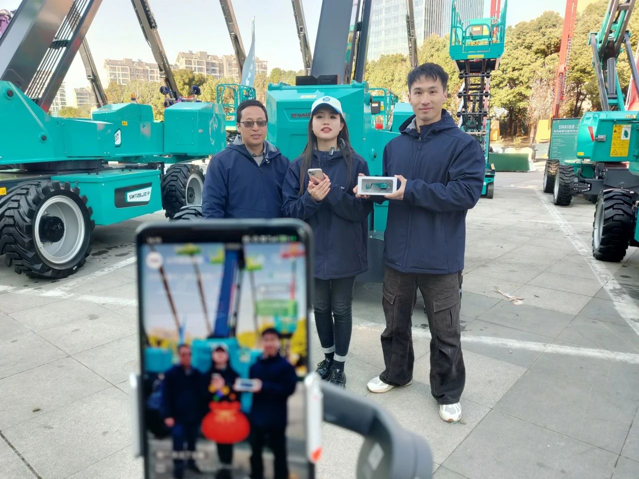 登“高”向“新”，，，，，，，，龙8头号玩家智能亮相第九届天下高空作业平台租赁大会