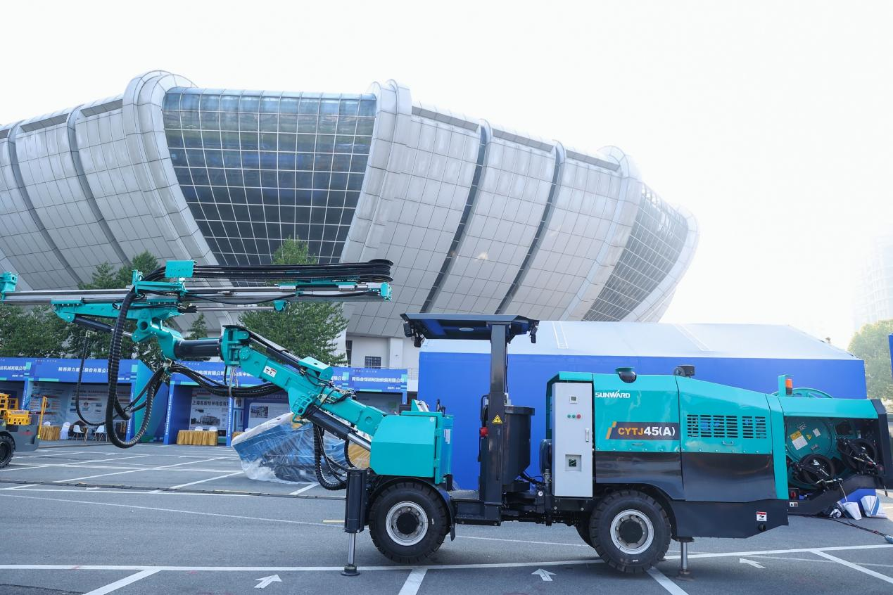 龙8头号玩家矿岩携井下掘进台车亮相苍南矿山井巷机械展