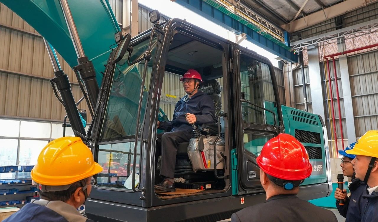 聚焦市场需求，，，，，龙8头号玩家智能三款精品工程液压挖掘机乐成下线