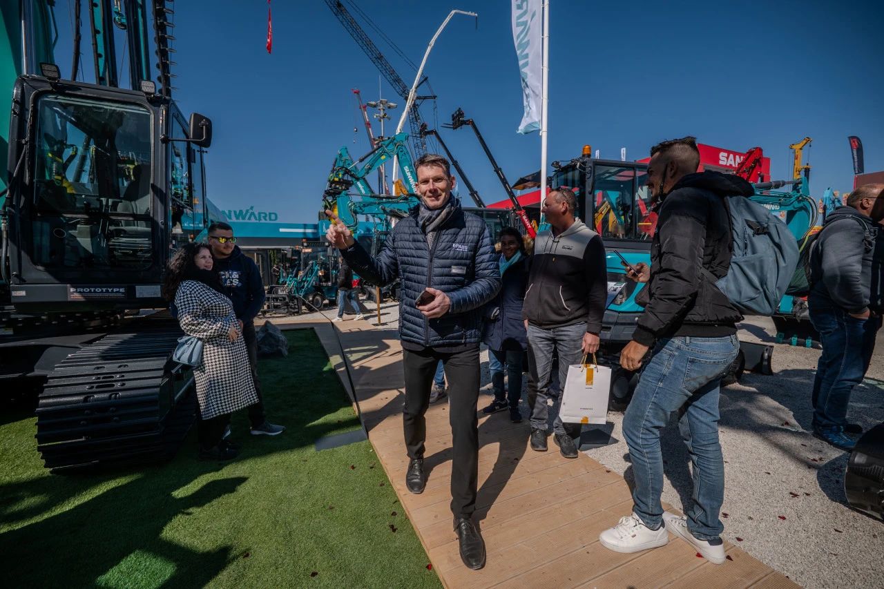 龙8头号玩家智能董事长付向东：以绿色智造与全球战略解锁中国工程机械的进阶密码