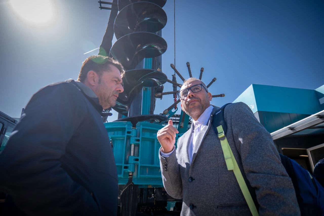 龙8头号玩家智能董事长付向东：以绿色智造与全球战略解锁中国工程机械的进阶密码