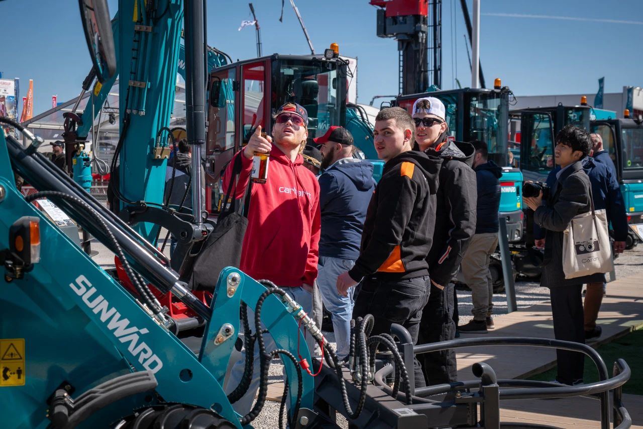 龙8头号玩家智能董事长付向东：以绿色智造与全球战略解锁中国工程机械的进阶密码