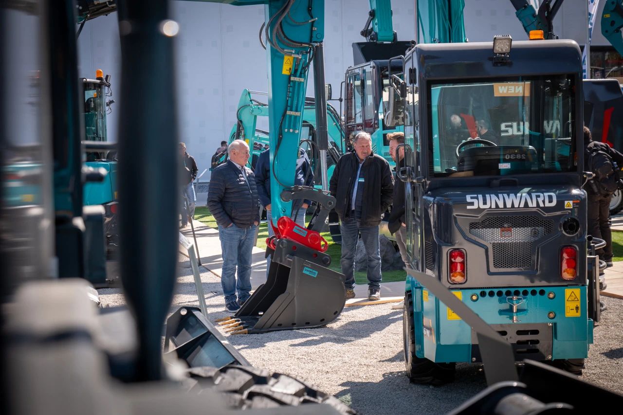 龙8头号玩家智能董事长付向东：以绿色智造与全球战略解锁中国工程机械的进阶密码