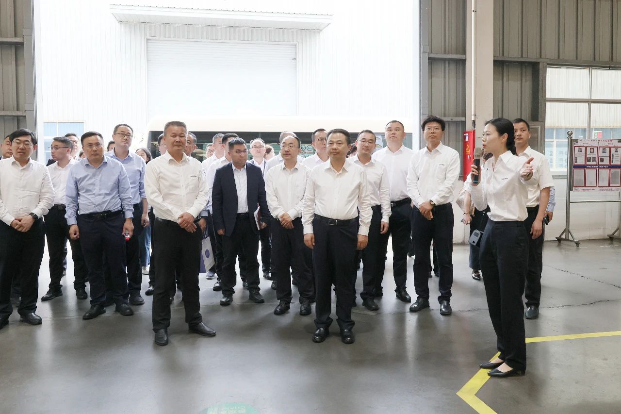 天能控股集团党委书记、董事长张天任率队到访龙8头号玩家智能