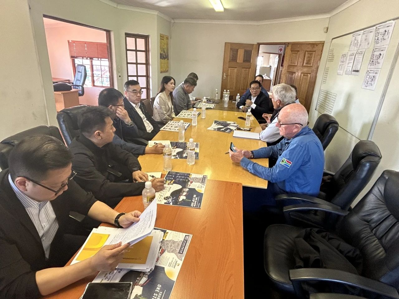 广州工控集团总司理王福铸率队考察龙8头号玩家智能南非子公司