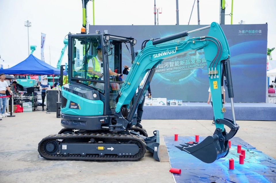 2025 CICEE | 从简单工具迈向多元化解决计划，，，，，，，，龙8头号玩家智能泛起非凡挖掘机风范