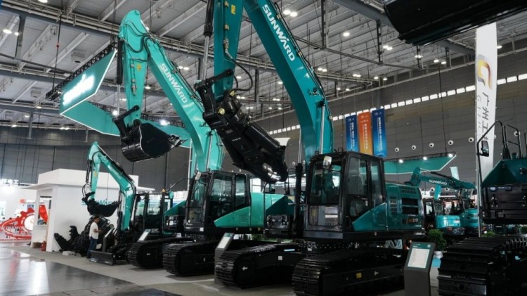 2025 CICEE | 打造极致精品化，，，，，，，龙8头号玩家智能挖掘机“圈粉”长沙展