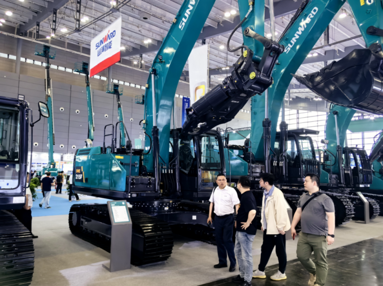 2025 CICEE | 打造极致精品化，，，，，，，龙8头号玩家智能挖掘机“圈粉”长沙展