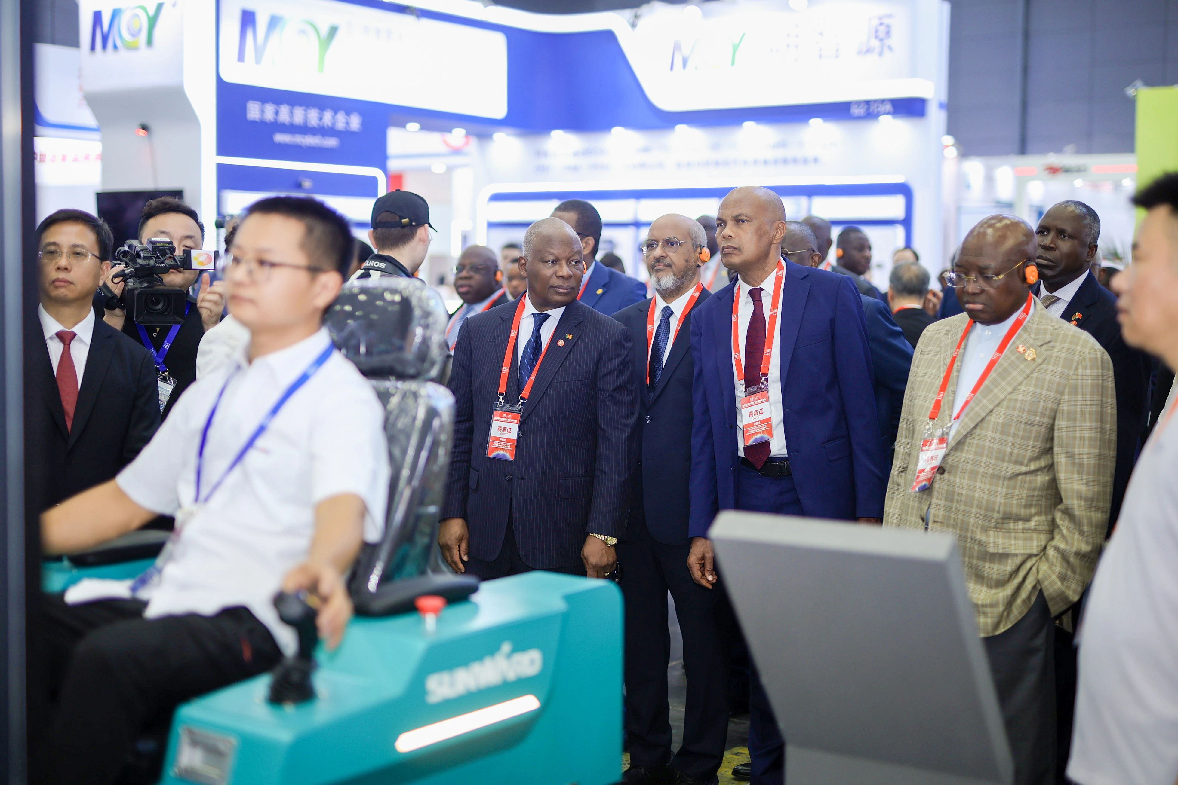 2025 CICEE | 圆满收官！龙8头号玩家智能展区亮点精彩回首