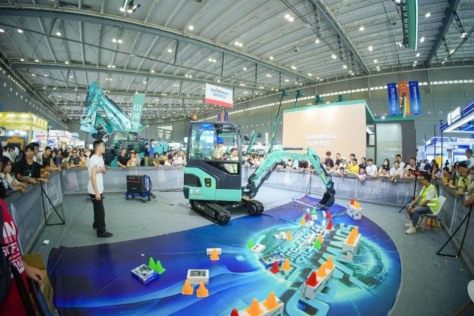 2025 CICEE | 圆满收官！龙8头号玩家智能展区亮点精彩回首