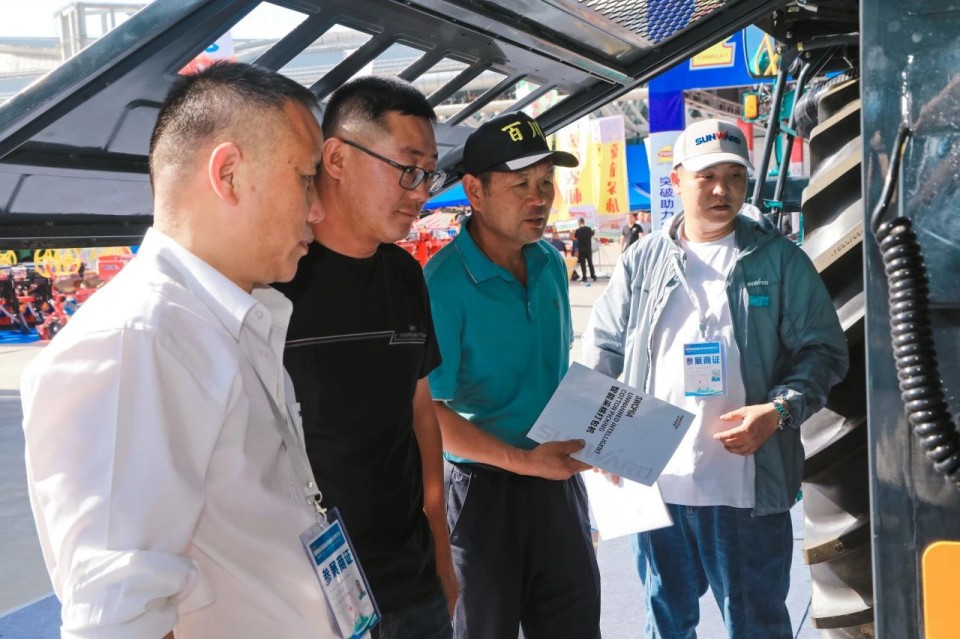 龙8头号玩家智能亮相2025新疆国际农业机械展览会