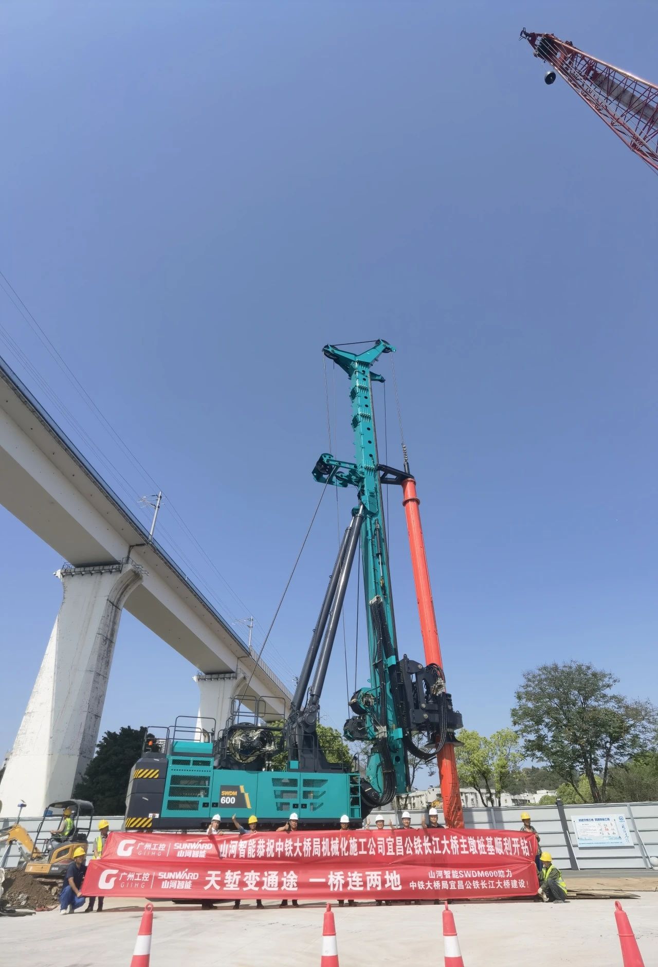 再战“天下级工程”！龙8头号玩家智能旋挖钻机助力宜昌长江公铁大桥建设