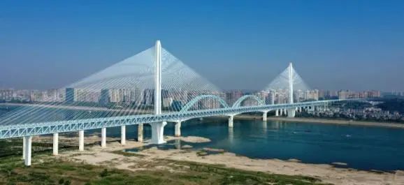 再战“天下级工程”！龙8头号玩家智能旋挖钻机助力宜昌长江公铁大桥建设