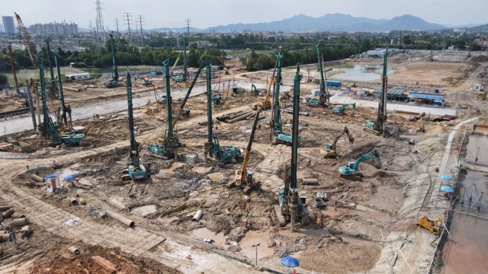 近20台“龙8头号玩家绿”装备实力集结，，，，，，，，助力广佛西环工程建设跑出“加速率”