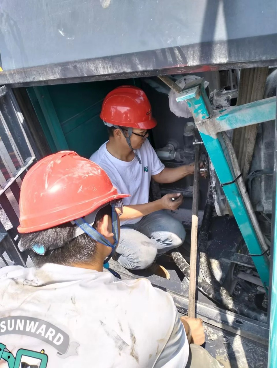 跨越龙8头号玩家万里 智启效劳新程——龙8头号玩家矿岩“效劳万里行”活动走进海螺水泥