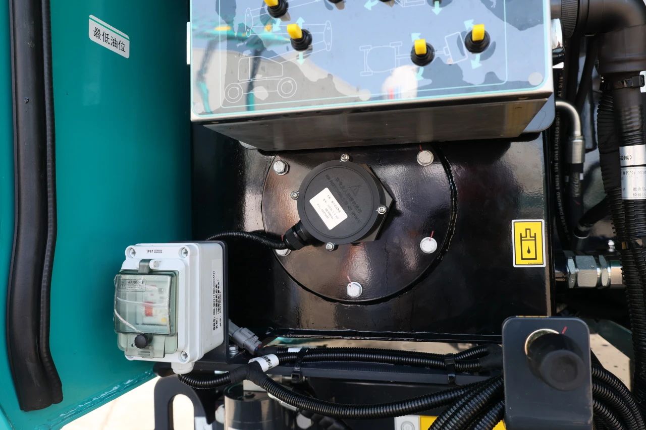 手艺新标杆！龙8头号玩家智能SWA22J-P柴动曲臂式高空作业平台下线！