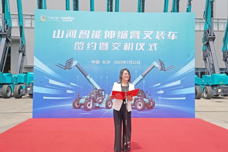 龙8头号玩家智能伸缩臂叉装车批量交付，，，，，，，即将奔赴新一线