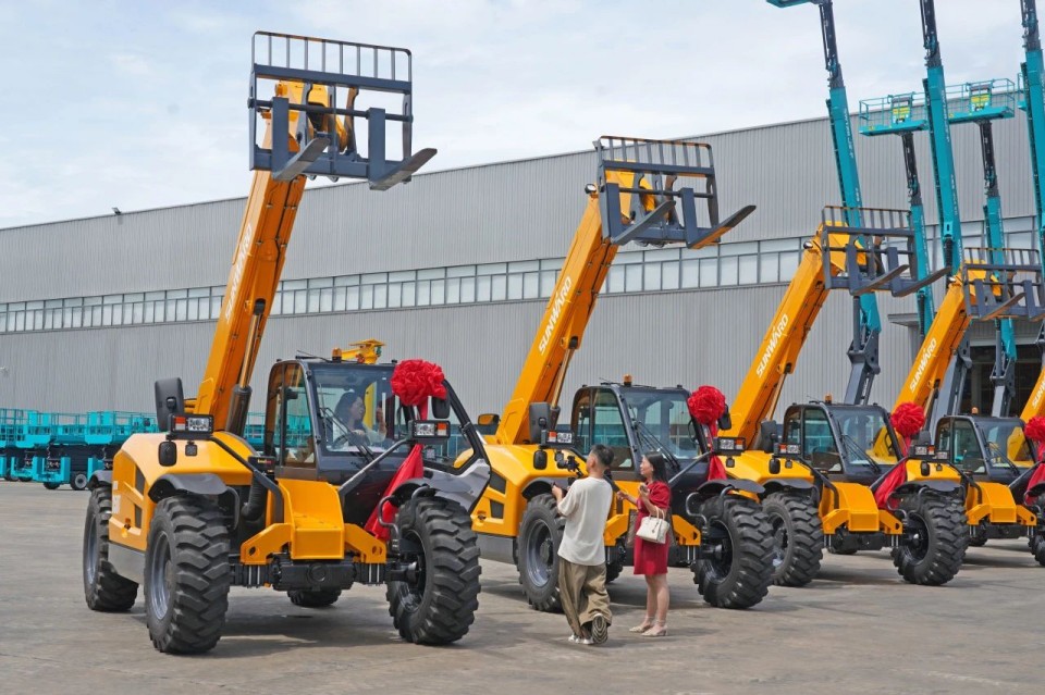 龙8头号玩家智能伸缩臂叉装车批量交付，，，，，，，即将奔赴新一线