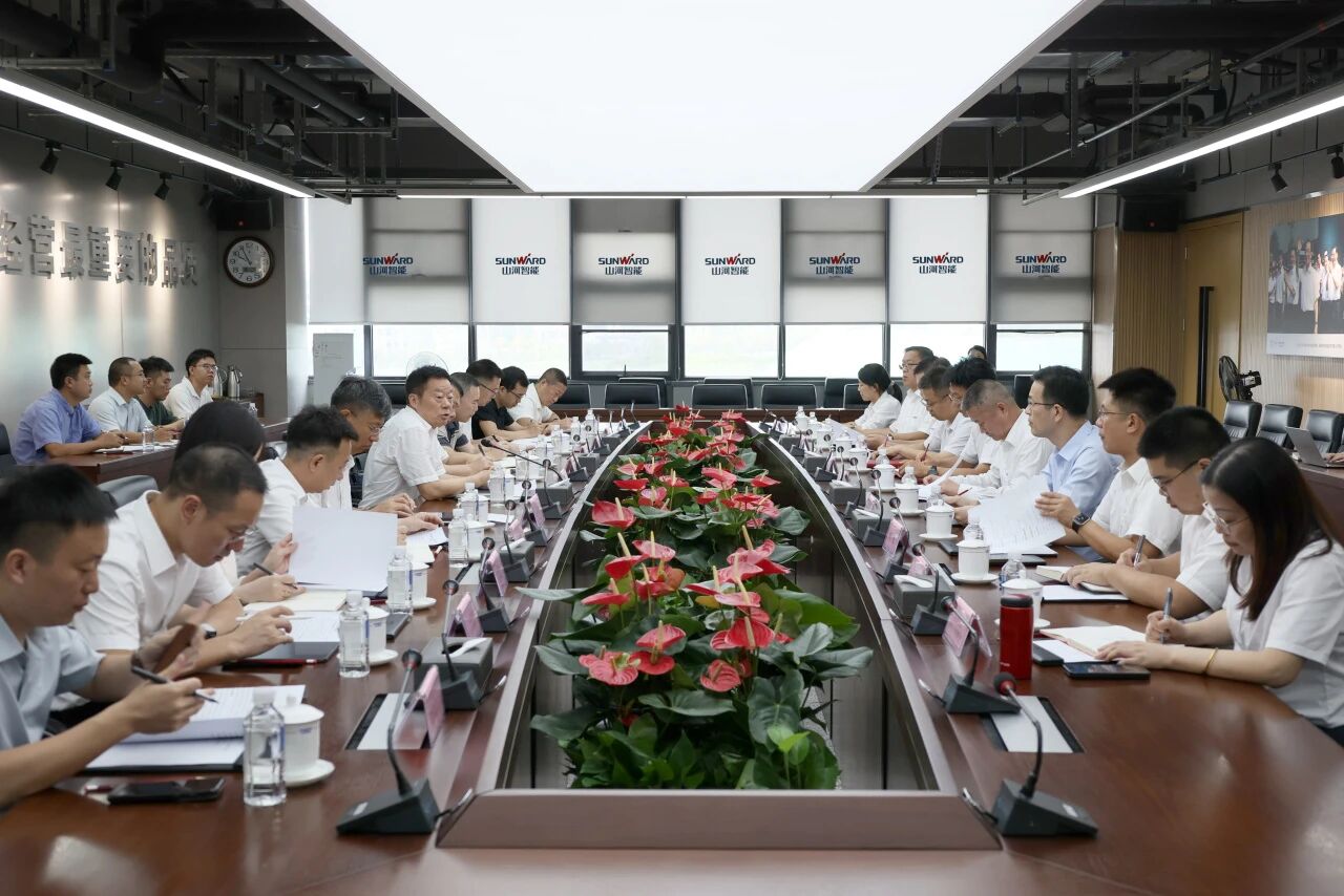 湖南省政协副主席、省工程机械工业链链长何寄华调研龙8头号玩家智能