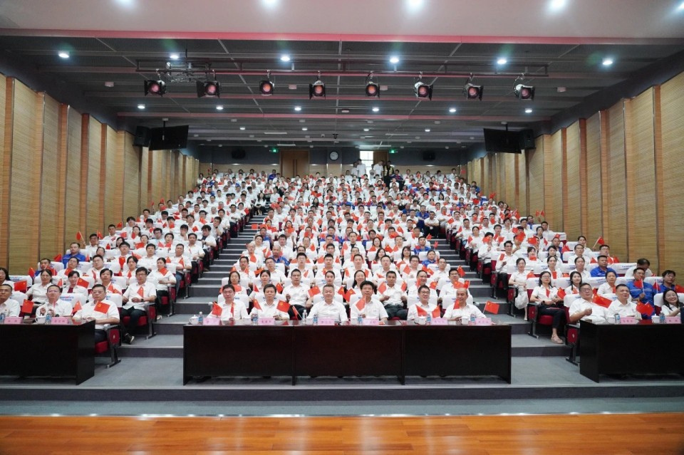 龙8头号玩家智能组织集中收看纪念中国人民抗日战争暨天下反法西斯战争胜利80周年大会