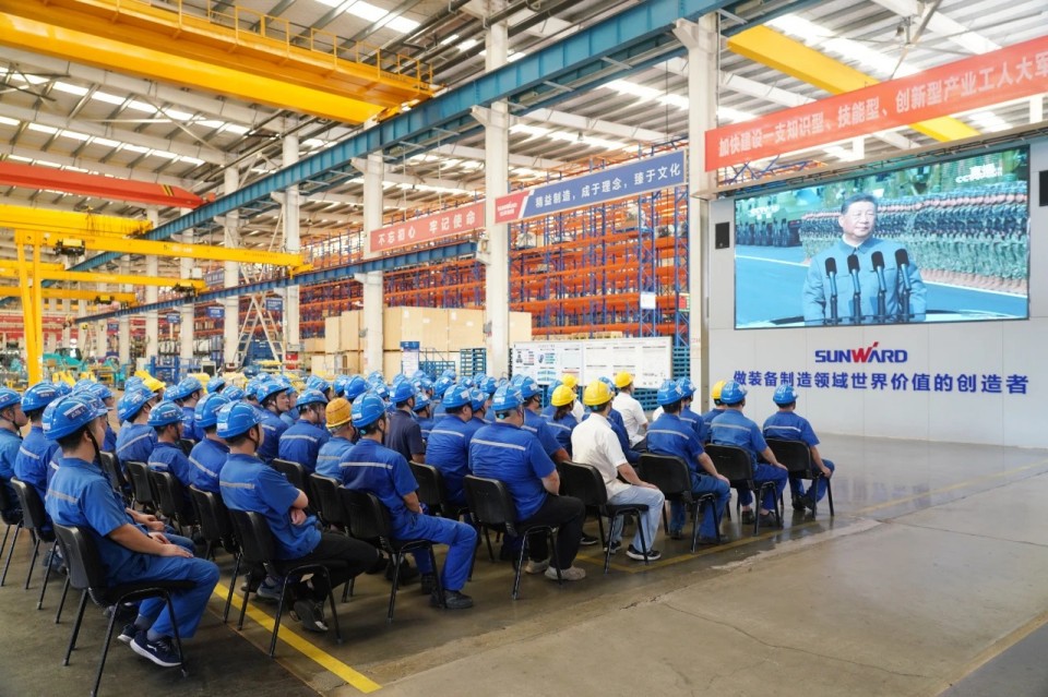 龙8头号玩家智能组织集中收看纪念中国人民抗日战争暨天下反法西斯战争胜利80周年大会