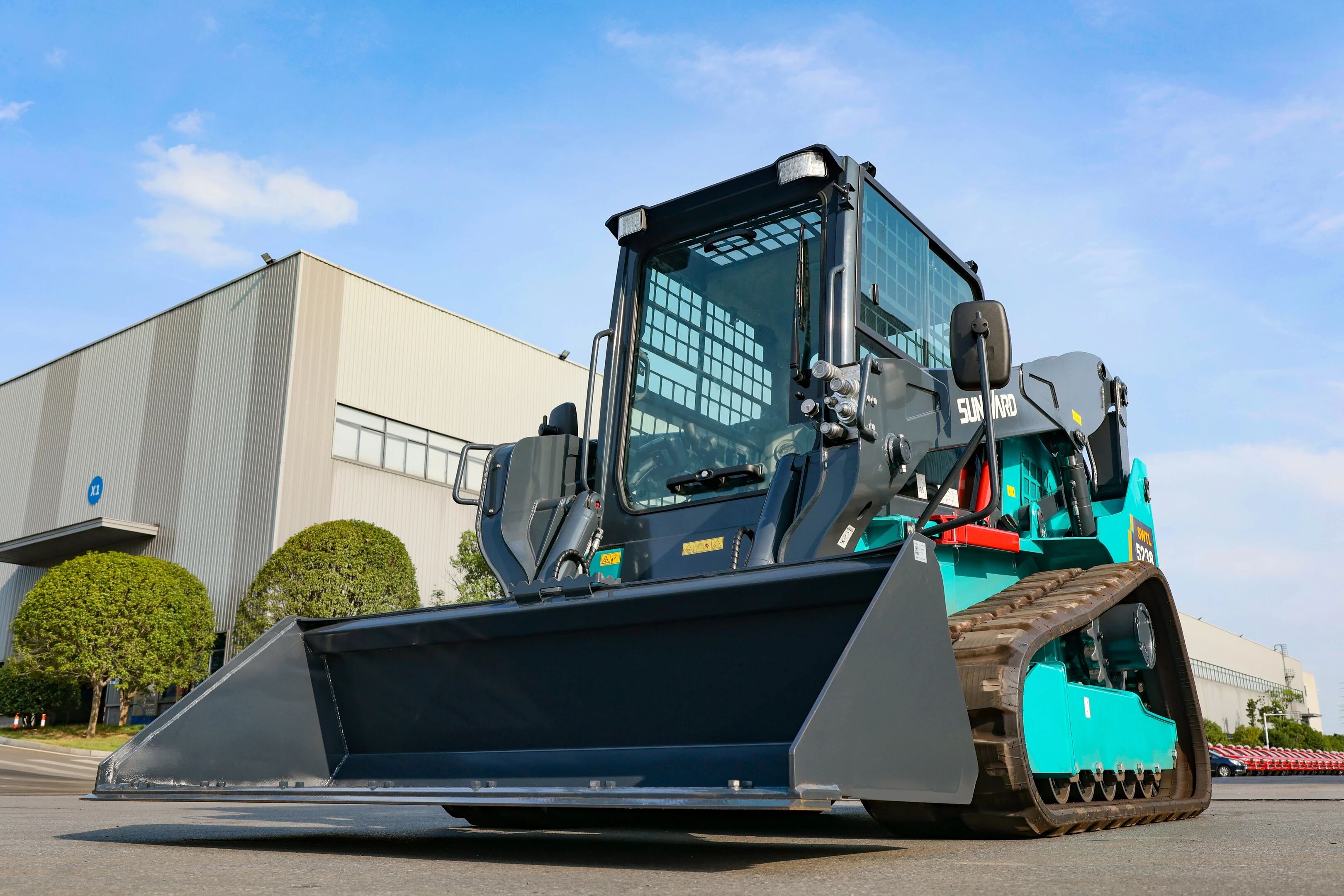 高端装备再获国际认可！龙8头号玩家智能最大吨位笔直举升履带式滑移装载机批量发往北美