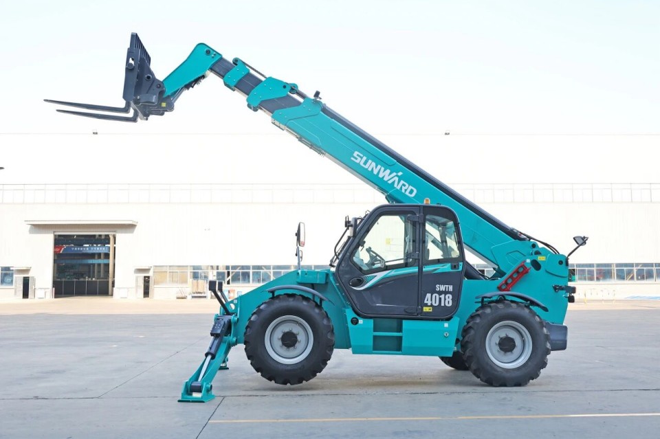 高端机型“双箭齐发”！龙8头号玩家智能两款伸缩臂叉装车乐成下线