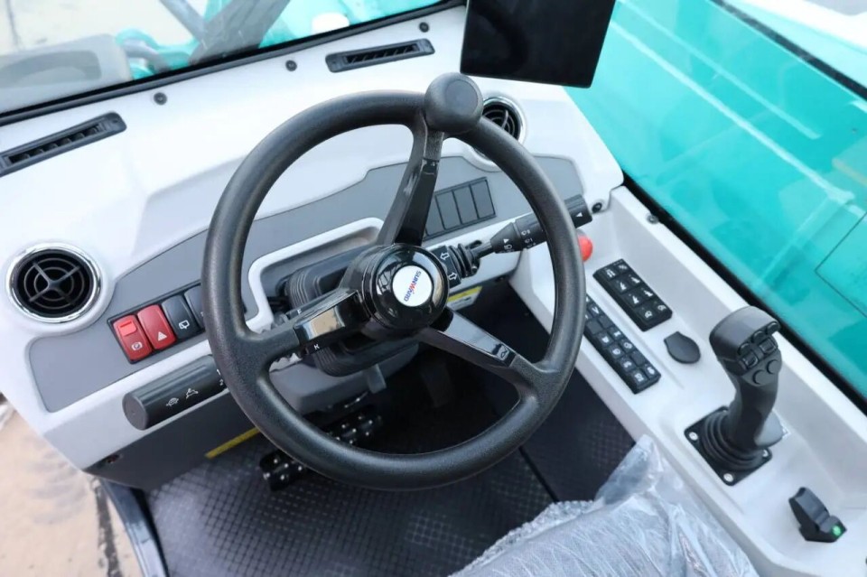 高端机型“双箭齐发”！龙8头号玩家智能两款伸缩臂叉装车乐成下线