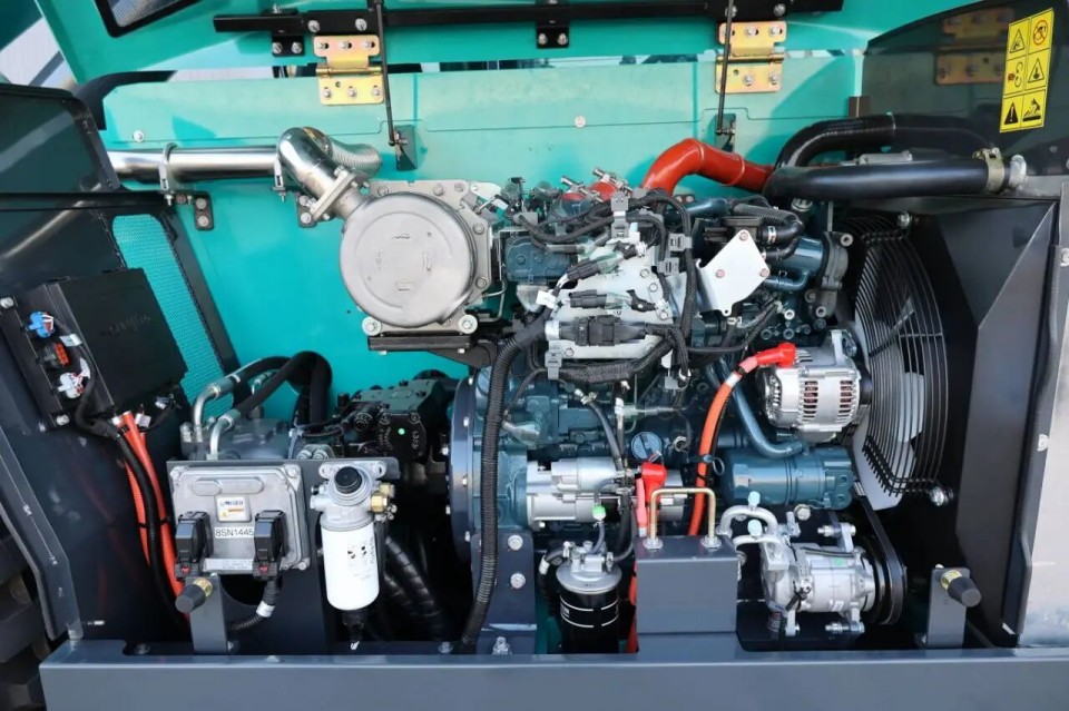 高端机型“双箭齐发”！龙8头号玩家智能两款伸缩臂叉装车乐成下线