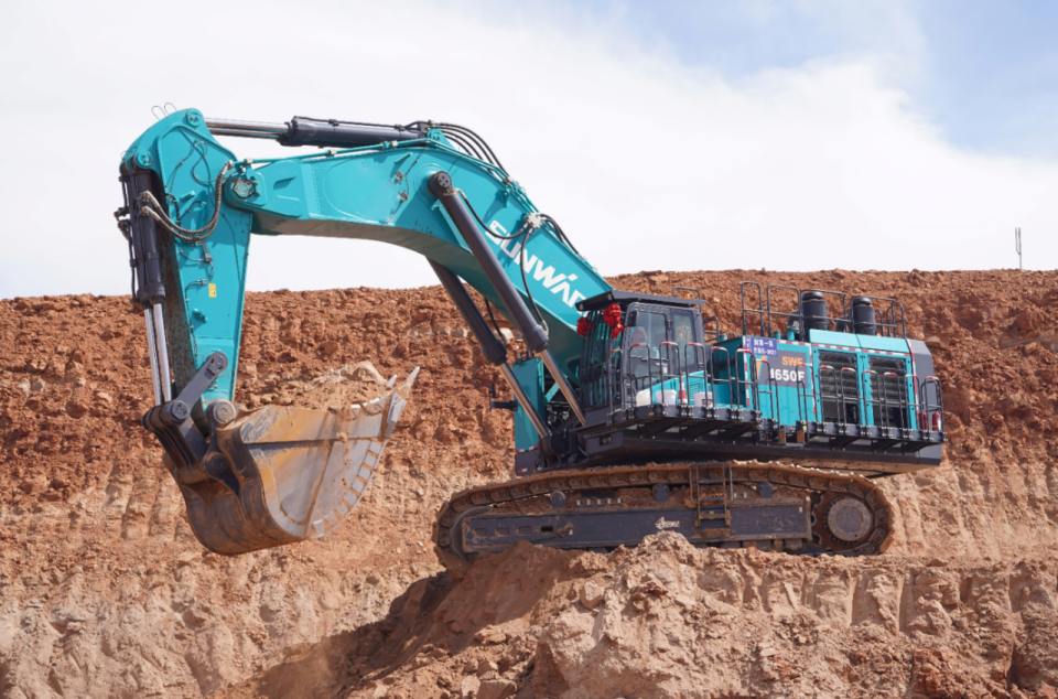 立异引领，，，，，，实力见证！龙8头号玩家智能明星产品荣登“2025工程机械TOP10年度榜”