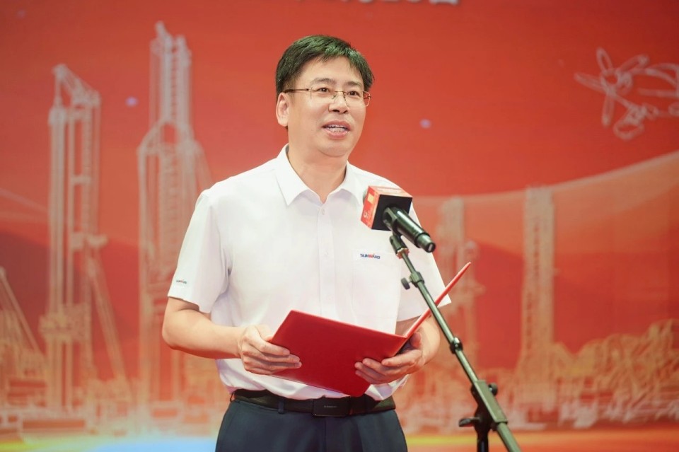 聚力前行！庆祝龙8头号玩家智能建设26周年表扬大会盛大召开