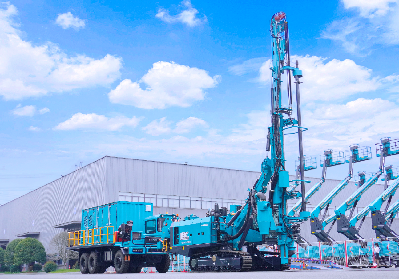 龙8头号玩家智能SWDE165EB电动潜孔钻机重磅下线，，，，，，开启绿色钻爆新时代