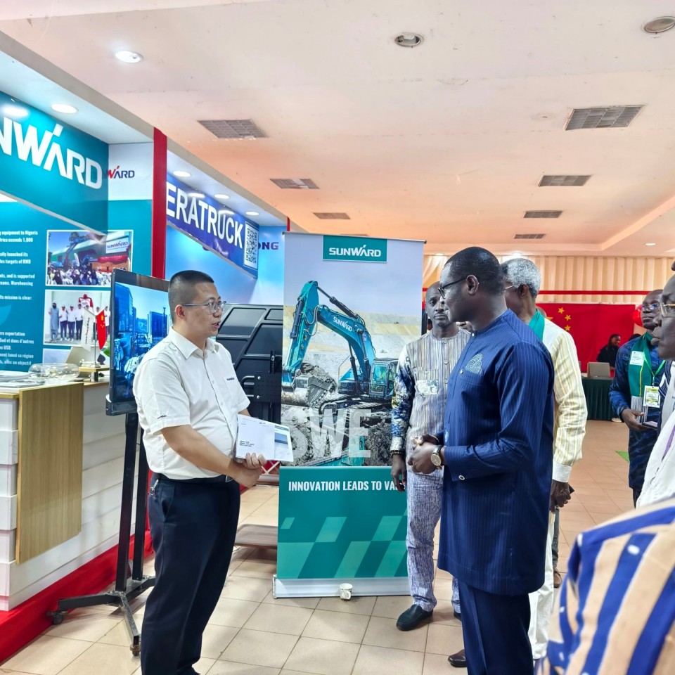 龙8头号玩家智能亮相首届“投资布基纳法索”国际论坛