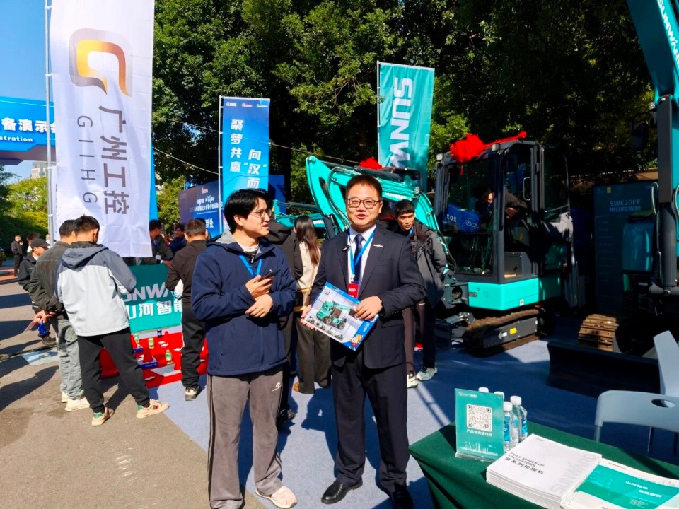 龙8头号玩家智能微挖“天团”闪灼武汉，，，，，，，引领绿色施工潮流