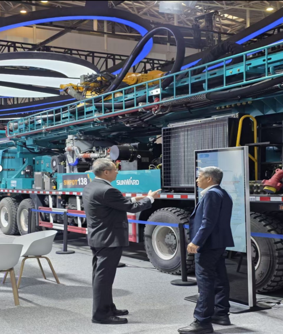 龙8头号玩家智能携手“战略相助同伴”中国煤炭地质总局精彩亮相2025中国国际矿业大会