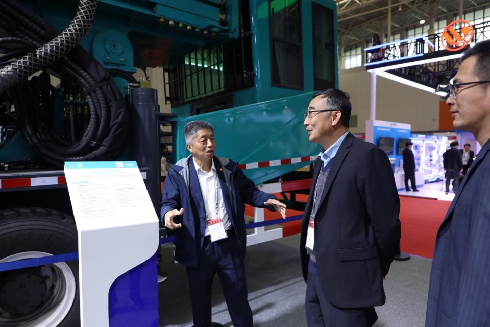 龙8头号玩家智能携手“战略相助同伴”中国煤炭地质总局精彩亮相2025中国国际矿业大会