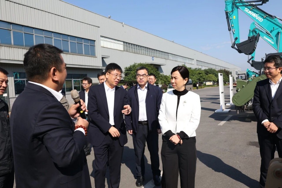 聚焦应急装备研爆发产，，，，，共探实战适配新路径——广州市应急治理局党委书记、局长叶芳调研龙8头号玩家智能