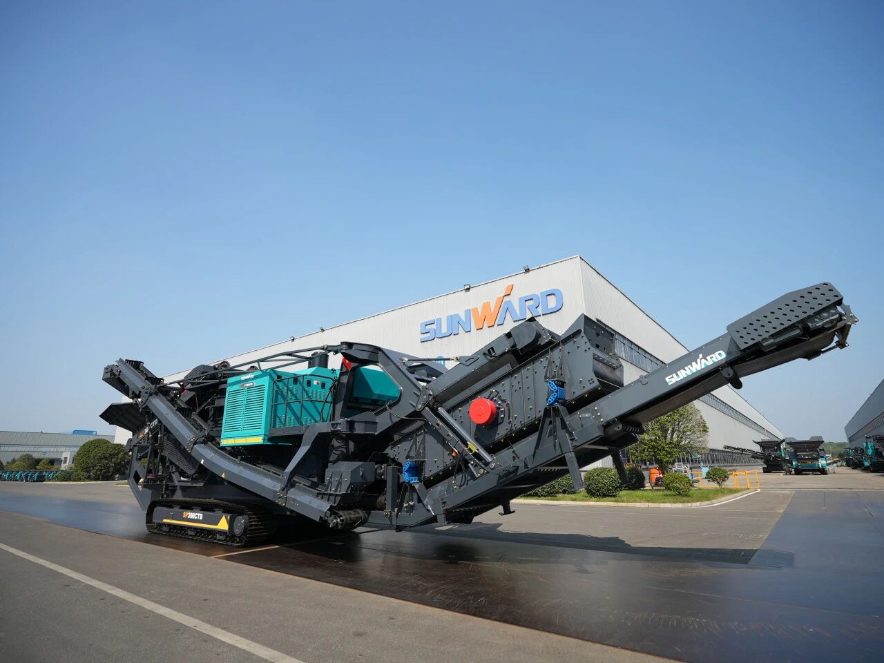 破局国际市场！。。。。，，，，，，，无惧极寒工况！龙8头号玩家智能SP300CTD柴电两用圆锥破碎站乐成下线