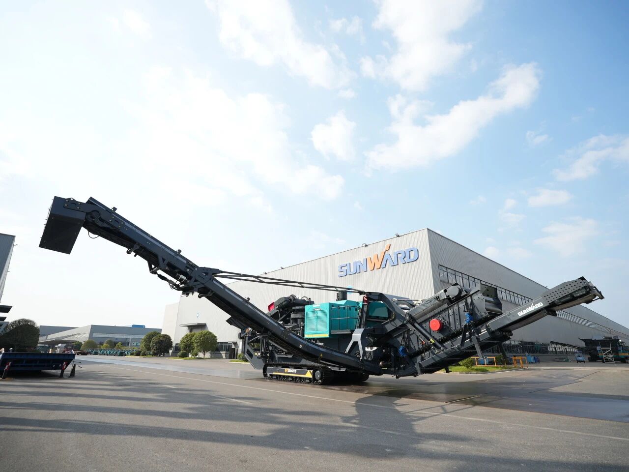 破局国际市场！。。。。，，，，，，，无惧极寒工况！龙8头号玩家智能SP300CTD柴电两用圆锥破碎站乐成下线