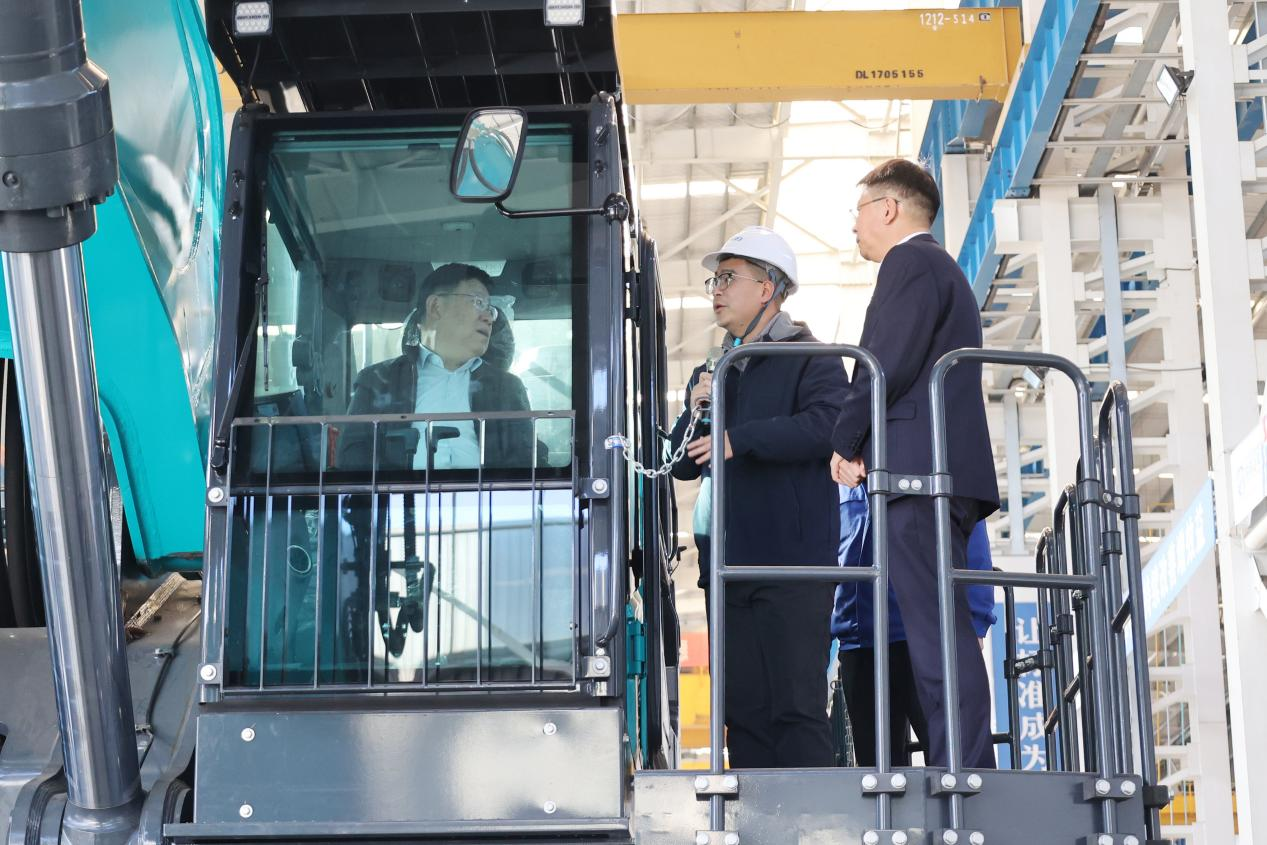 新矿投资集团党委书记、董事长王漠到访龙8头号玩家智能