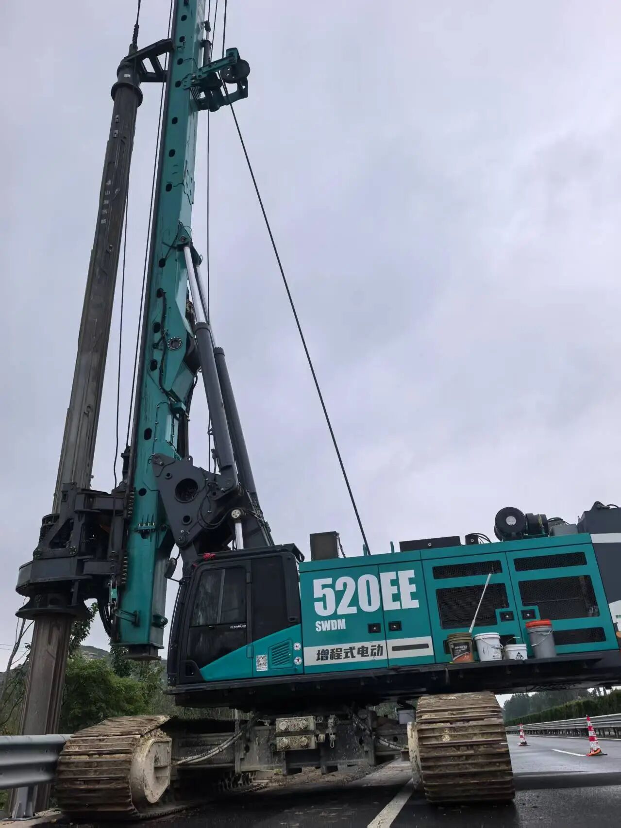 龙8头号玩家智能增程式电动旋挖钻机助力山东高速建设，，，，，，，绿色施工效果显著