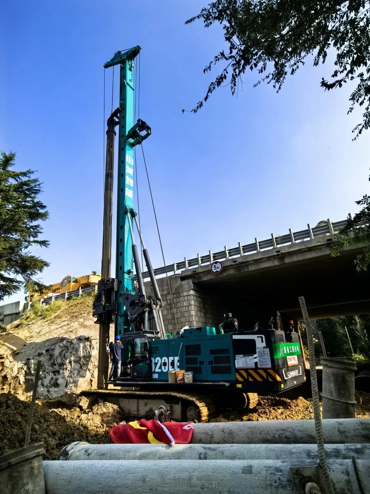 龙8头号玩家智能增程式电动旋挖钻机助力山东高速建设，，，，，，，绿色施工效果显著